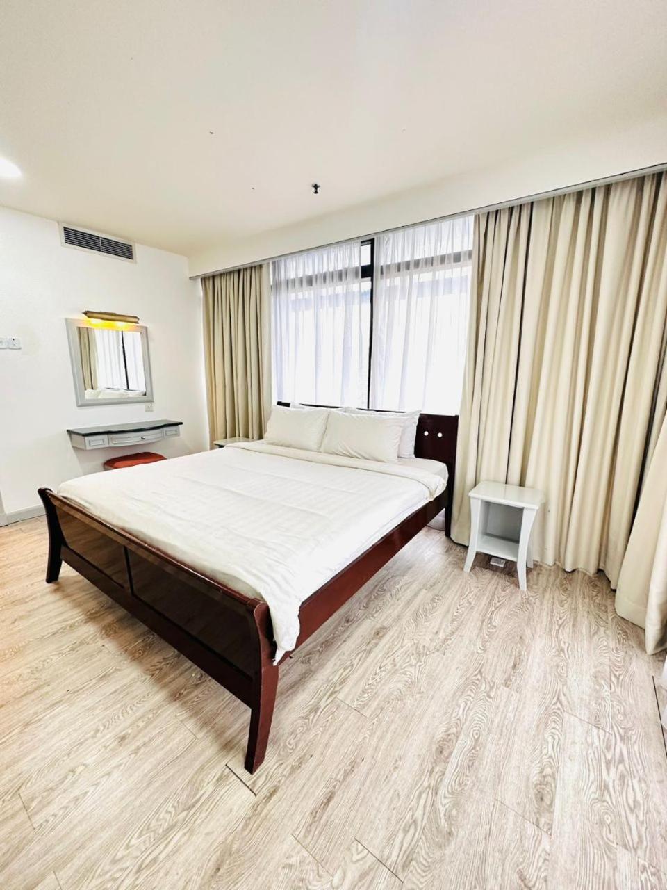 Kl Cozy Gold At Times Square